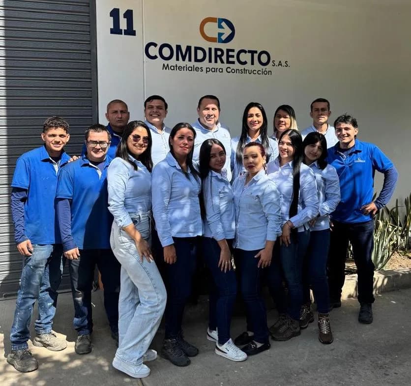 Equipo Comercio Directo instalando fachada Hunter Douglas